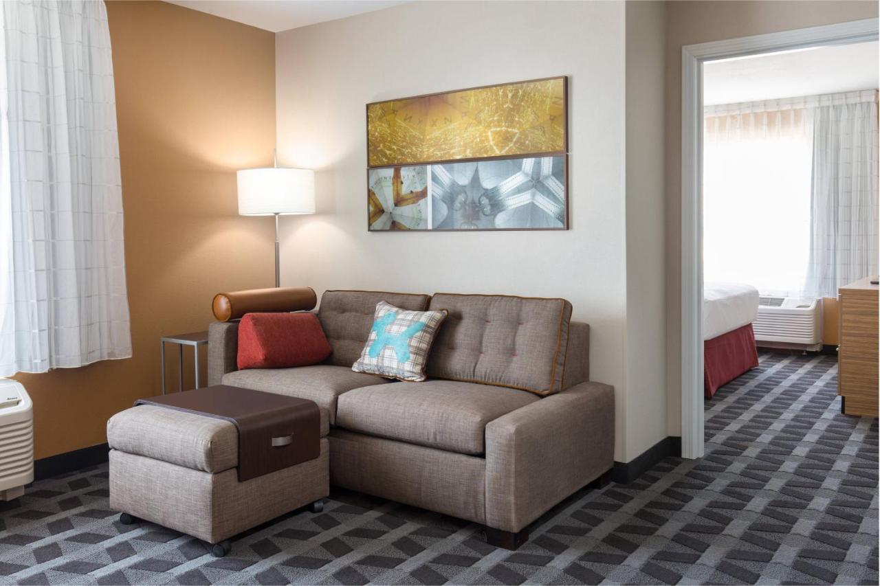 Deluxe Queen Suite