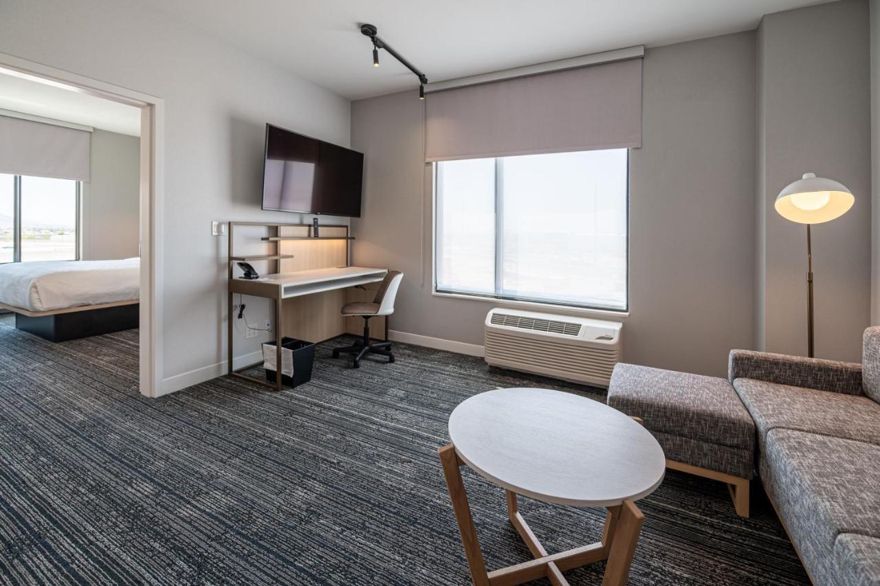 One-Bedroom Corner Queen Suite