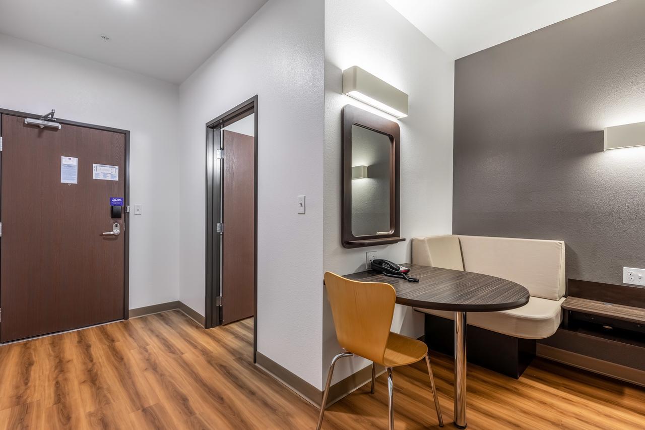 1 KING BED | MOBILITY ACCESSIBLE | RI SHWR | MINI FRIDGE | NON-SMOKING | Free Parking