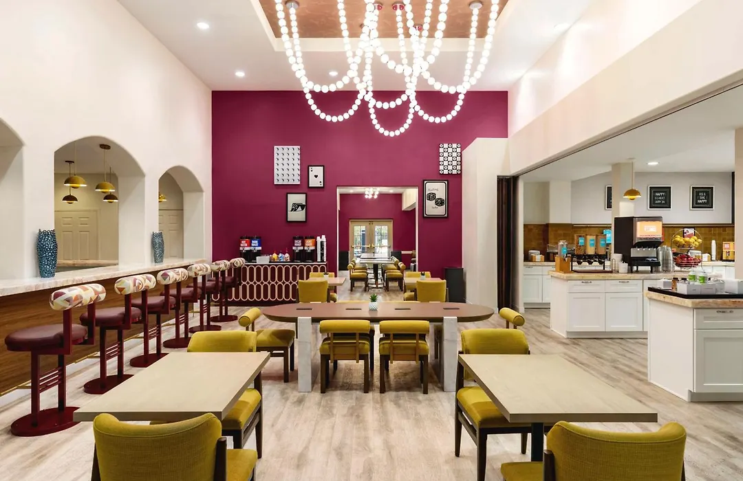 Hampton Inn Tropicana-1