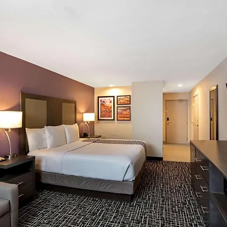 La Quinta Inn & Suites By Wyndham Las Vegas Nellis-3